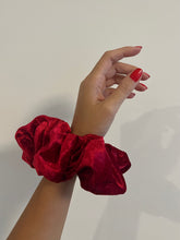 Load image into Gallery viewer, scrunchie red
