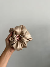 Load image into Gallery viewer, Mini Trenssha Scrunchie - LOLA
