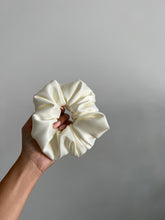 Load image into Gallery viewer, Mini Trenssha Scrunchie - MILKY
