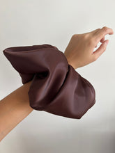 Load image into Gallery viewer, TRENSSHA SCRUNCHIE - CHOCO
