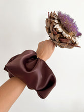 Load image into Gallery viewer, TRENSSHA SCRUNCHIE - CHOCO
