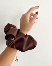 Load image into Gallery viewer, TRENSSHA SCRUNCHIE CHAIN - CHOCO
