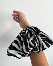 Load image into Gallery viewer, TRENSSHA SCRUNCHIE - SAFARI
