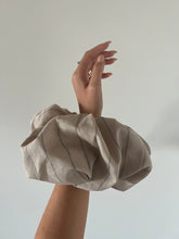 Load image into Gallery viewer, TRENSSHA SCRUNCHIE - HAZELNUT
